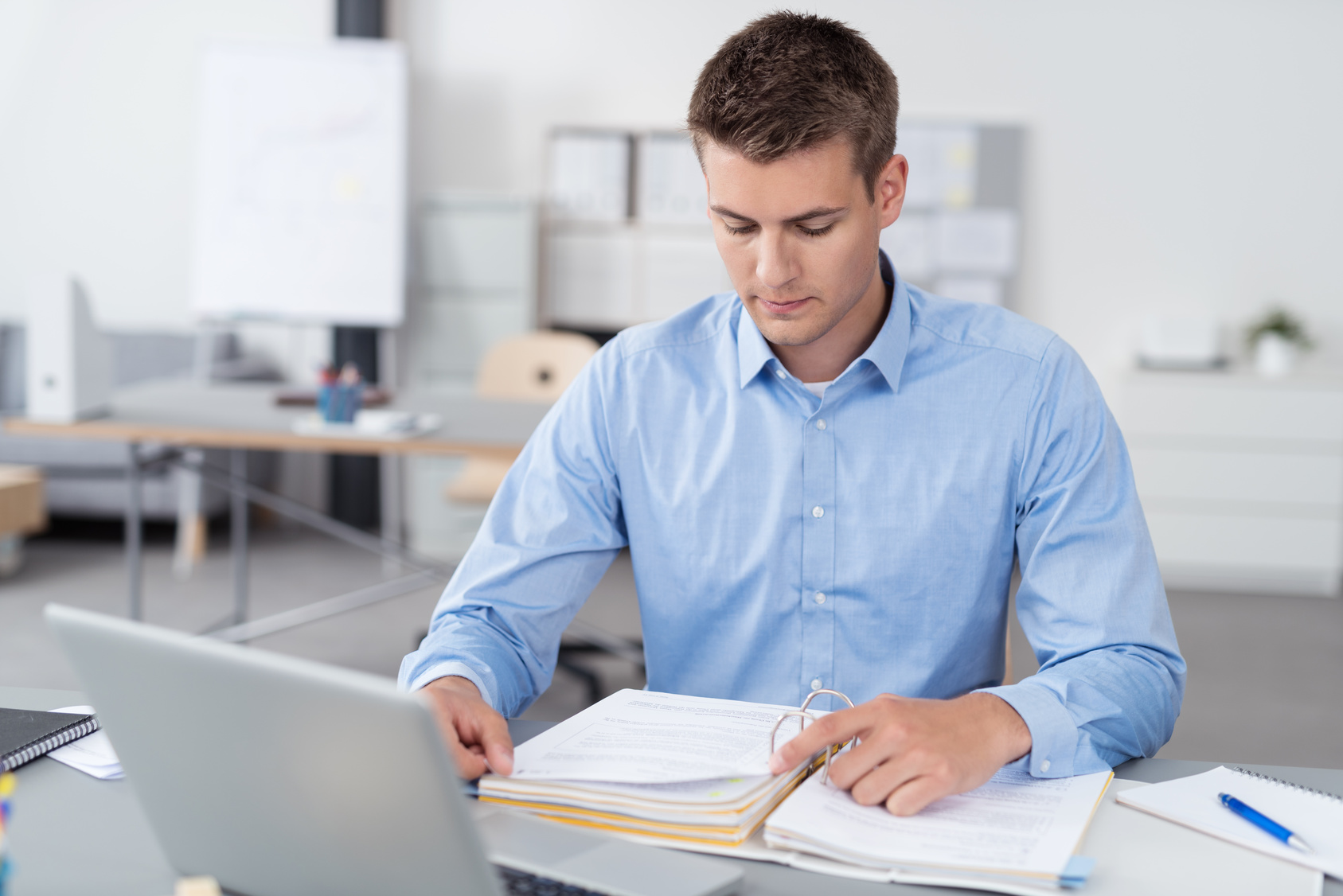Travailler quand on est sourd ou malentendant : RQTH, aménagements et aides, mode d'emploi